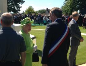 Patrick Gomont et Sa Majesté la Reine Elizabeth II à Bayeux