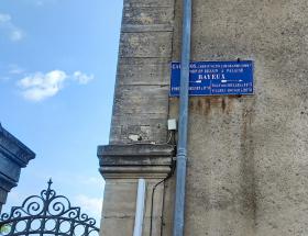 Plaque de cocher restaurée à Bayeux