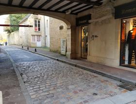 Accès au parking des remparts à Bayeux depuis la rue Saint-Malo