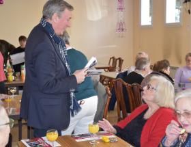 Patrick Gomont et les résidents de Saint-Floxel à Bayeux