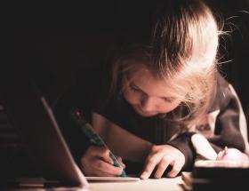 Petite fille faisant ses devoirs