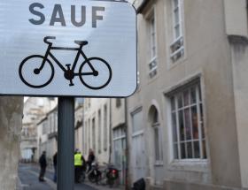 Panneau contre-sens cyclable rue de la Juridiction à Bayeux