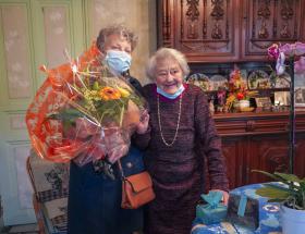 Renée Dumesnildrieu lors de ses 100 ans à Bayeux