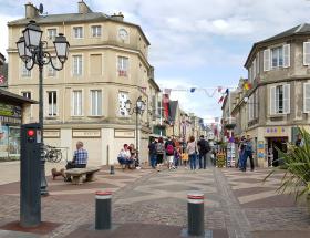 La rue Saint-Jean piétonne l'été à Bayeux