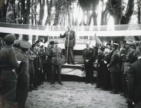 Visite à Bayeux de Maurice Schumann et De Gaulle en juin 1944 2FI389 © Archives 