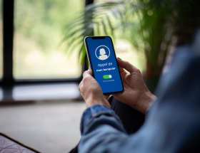 Visuel de quelqu'un qui décroche - Arnaque au téléphone Arnaque au téléphone, Bayeux