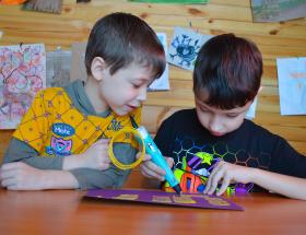 Enfants en train de faire une activité - vacances à Bayeux