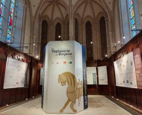 Exposition dans la Chapelle de la Tapisserie de Bayeux
