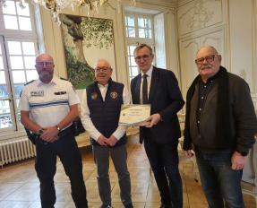Remise diplôme ville bienfaitrice amis de la gendarmerie Bayeux décembre 2025