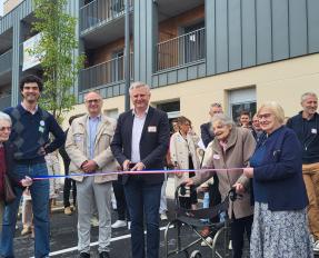 Arnaud Tanquerel inaugure la résidence Domani en coupant le ruban.
