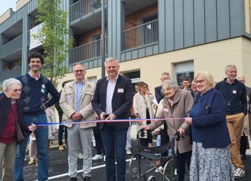 Arnaud Tanquerel inaugure la résidence Domani en coupant le ruban.