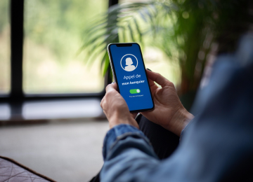 Visuel de quelqu'un qui décroche - Arnaque au téléphone Arnaque au téléphone, Bayeux