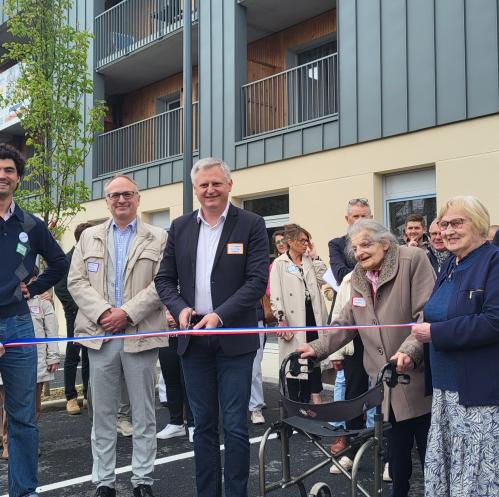 Arnaud Tanquerel inaugure la résidence Domani en coupant le ruban.