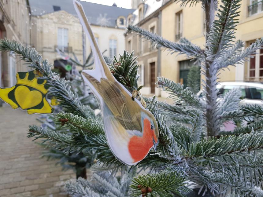 Des rouges-gorges dans les décorations de Noël à Bayeux
