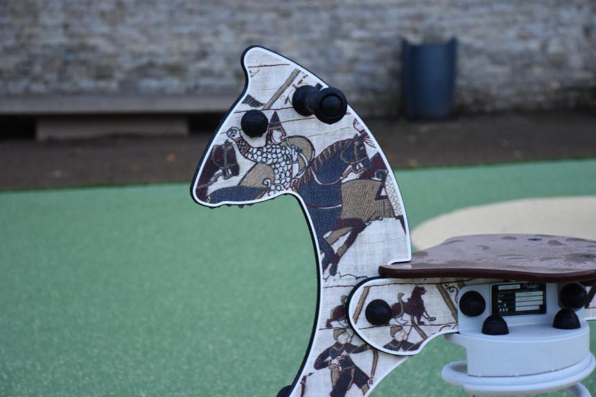 Cheval sur aire de jeux à Bayeux