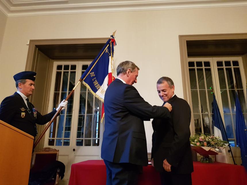 Alain Dulac reçoit les insignes de Chevalier de l'Ordre national du Mérite
