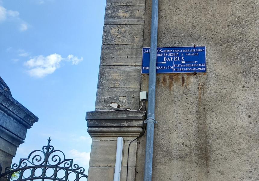 Plaque de cocher restaurée à Bayeux