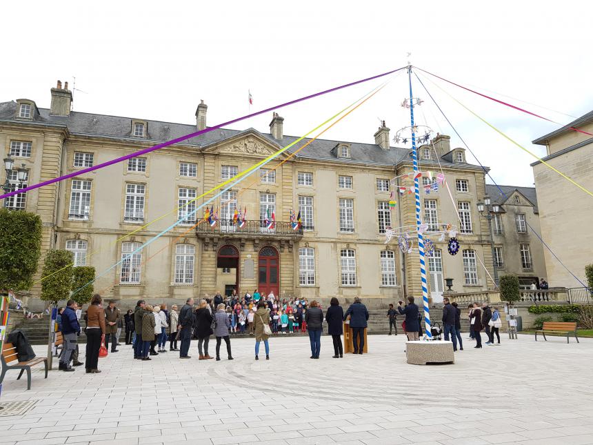 Arbre de mai à Bayeux pour la semaine de l'Europe en 2019