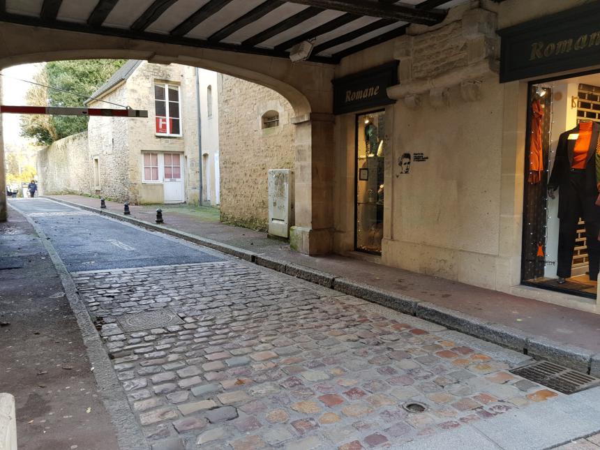 Accès au parking des remparts à Bayeux depuis la rue Saint-Malo Accès au parking des remparts à Bayeux depuis la rue Saint-Malo