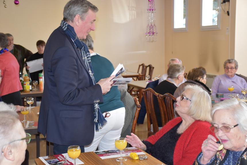 Patrick Gomont et les résidents de Saint-Floxel à Bayeux