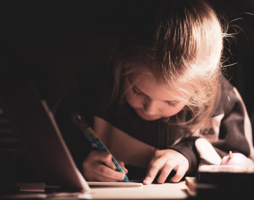 Petite fille faisant ses devoirs