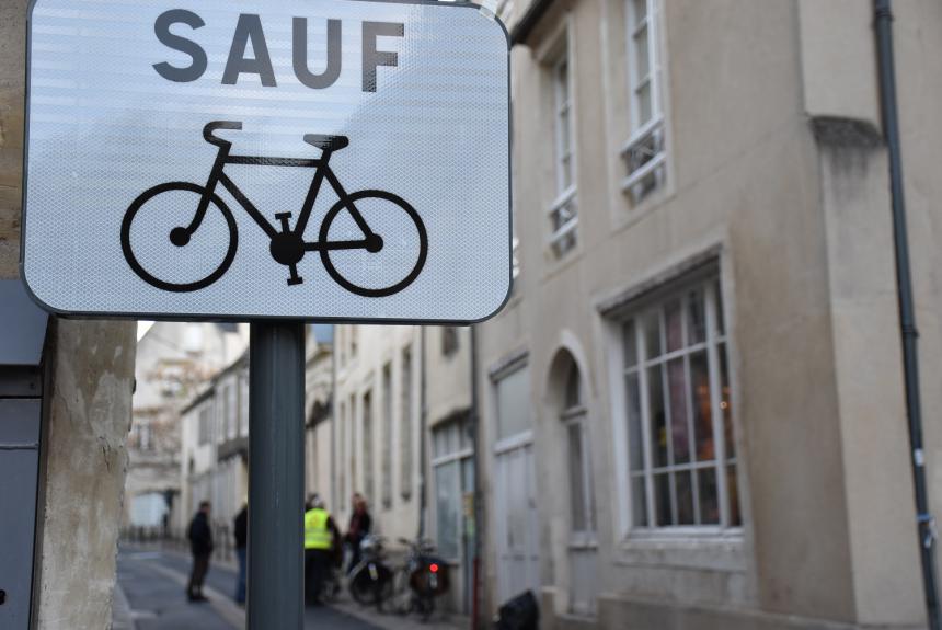 Panneau contre-sens cyclable rue de la Juridiction à Bayeux