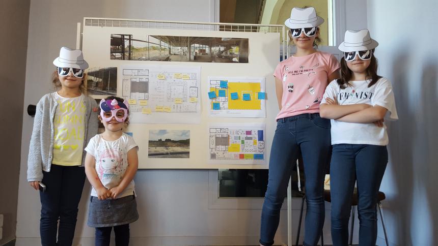 Les enfants découvrent les coulisses des 7 lieux à Bayeux