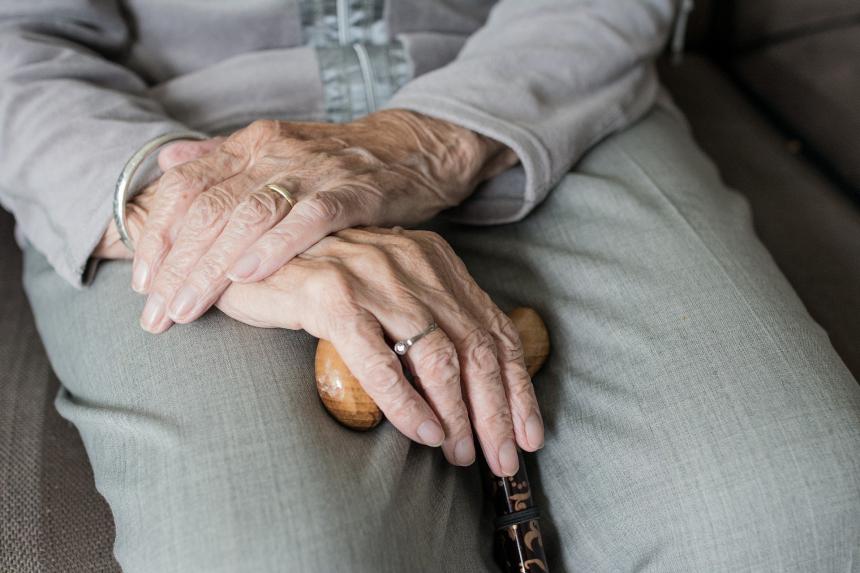 Mains d'une personne âgée