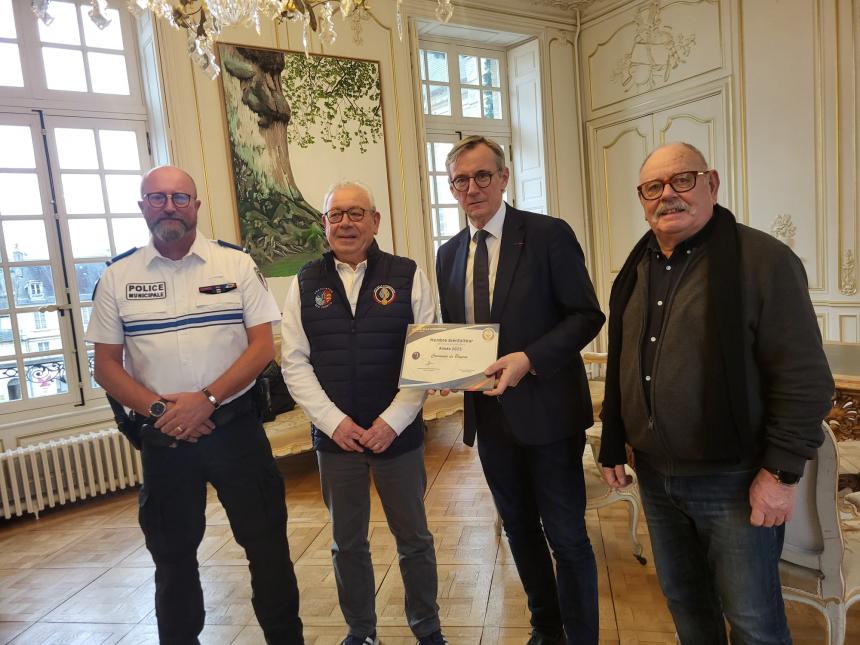 Remise diplôme ville bienfaitrice amis de la gendarmerie Bayeux décembre 2025 Remise diplôme ville bienfaitrice amis de la gendarmerie Bayeux décembre 2025