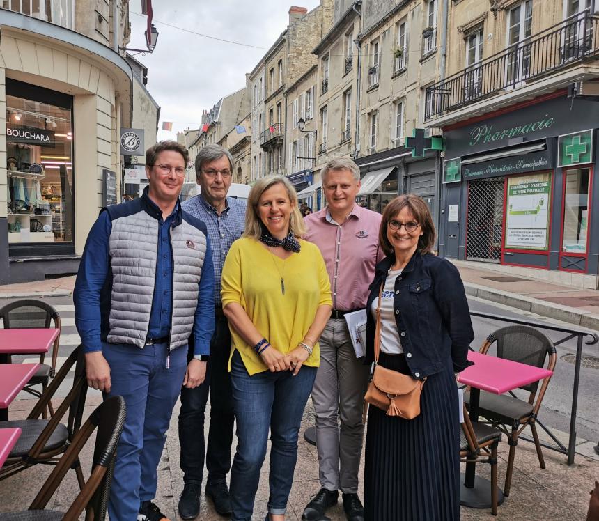 De gauche à droite : Romuald Colin et Daniel Dieulafait, Coprésident de Bayeux Shopping, Céline Cadet, Maire-adjointe en charge du commerce et de l'emploi, Arnaud Tanquerel, Premier adjoint en charge de l'environnement, du sport, des loisirs et de la jeunesse, et Isabelle Marguerite, Coordinatrice Bayeux Shopping.