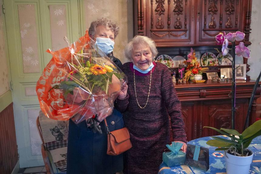 Renée Dumesnildrieu lors de ses 100 ans à Bayeux