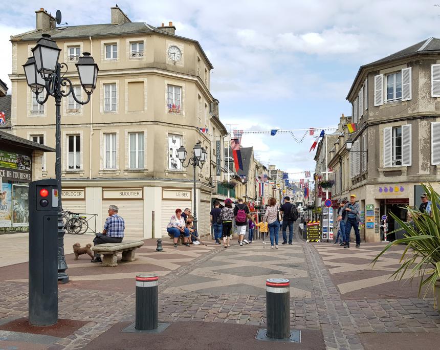 La rue Saint-Jean piétonne l'été à Bayeux