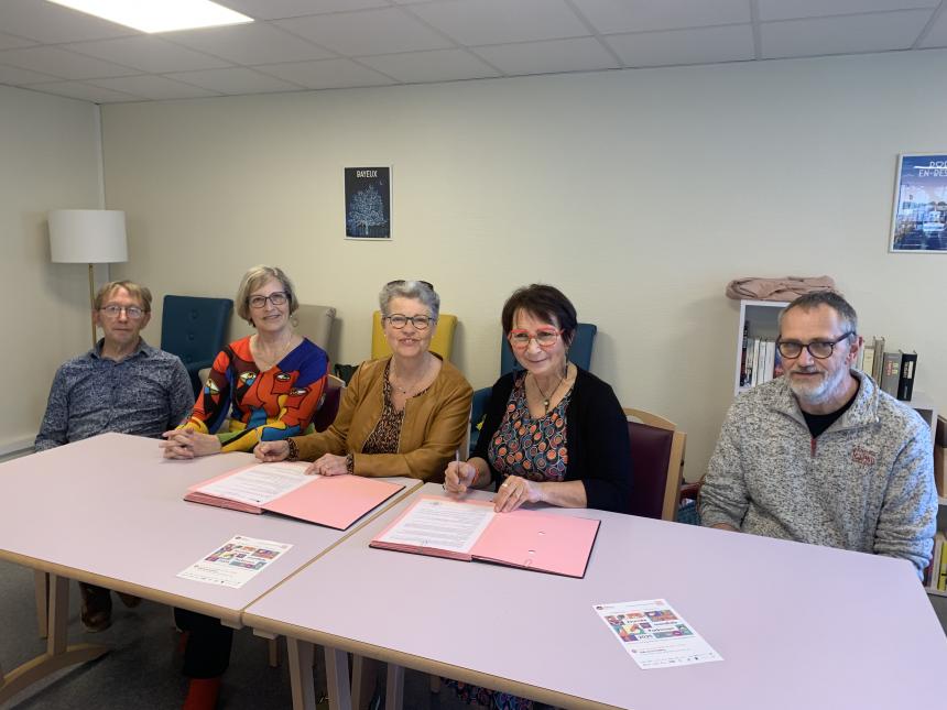 Signature d'une convention entre le CCAS de Bayeux et France Parkinson Signature d'une convention entre le CCAS de Bayeux et France Parkinson