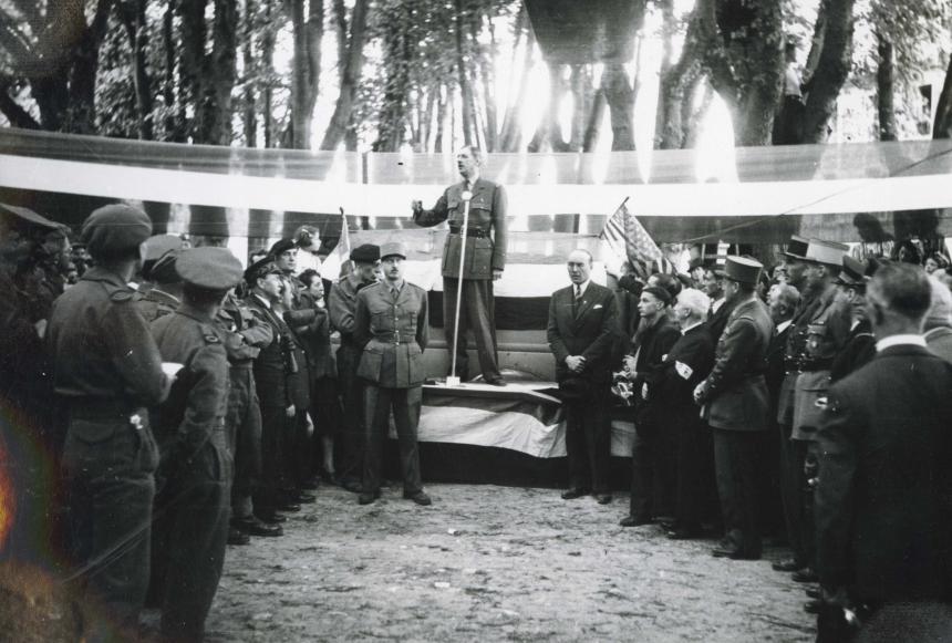 Visite à Bayeux de Maurice Schumann et De Gaulle en juin 1944 2FI389 © Archives 