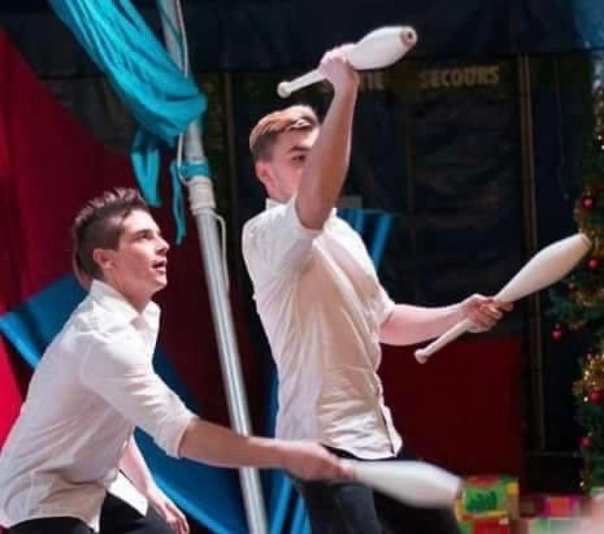 Duo complice pour le spectacle de Noël de l'école de cirque de Bayeux Duo complice pour le spectacle de Noël de l'école de cirque de Bayeux