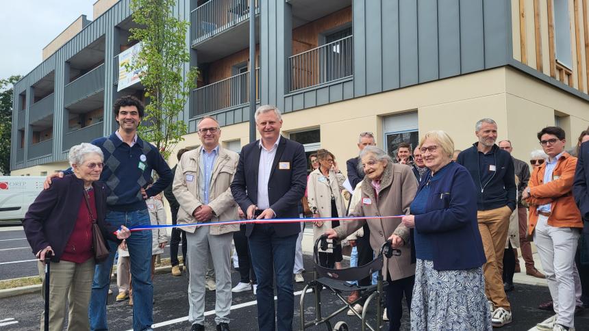 Arnaud Tanquerel inaugure la résidence Domani en coupant le ruban.