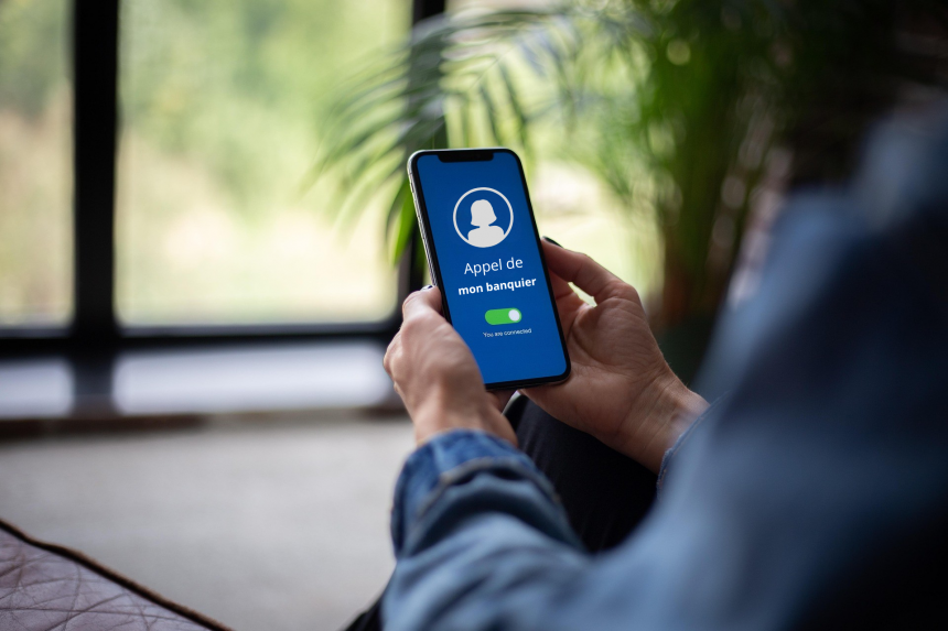 Visuel de quelqu'un qui décroche - Arnaque au téléphone Arnaque au téléphone, Bayeux