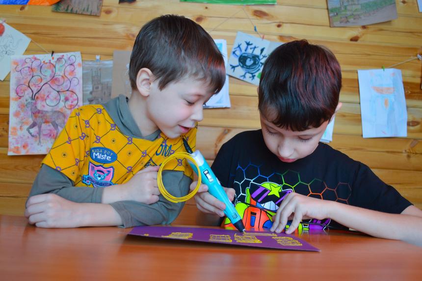 Enfants en train de faire une activité - vacances à Bayeux