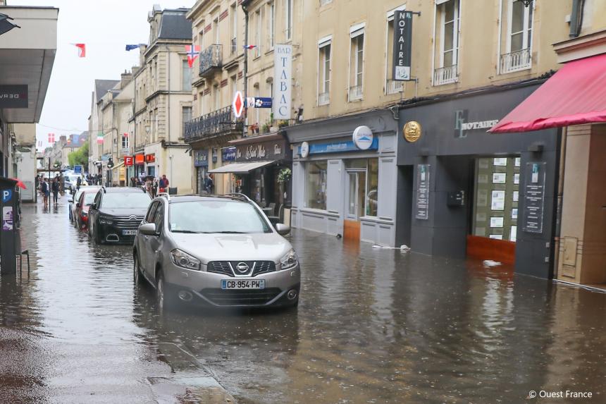 Rue principale de Bayeux après les intempéries - 4 juin 2022 