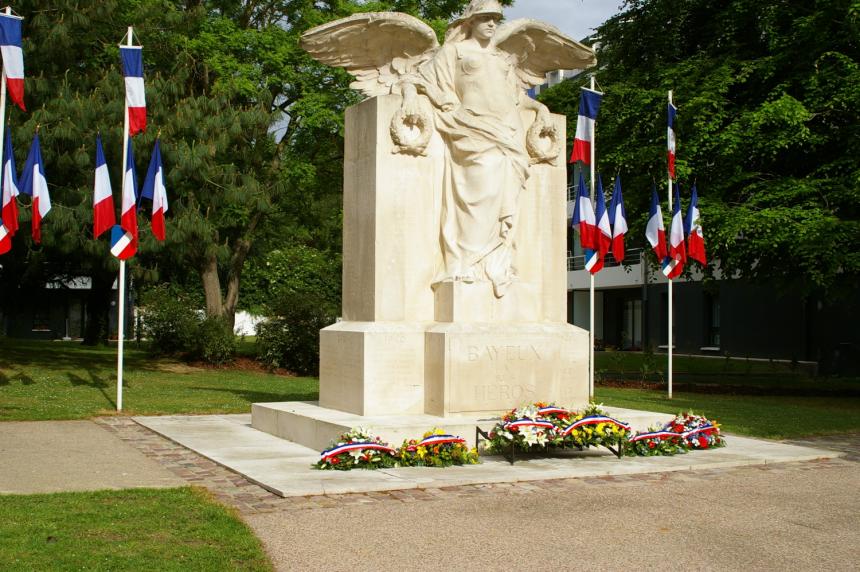 Monument aux morts avenue de la Vallée des Prés à Bayeux Monument aux morts avenue de la Vallée des Prés à Bayeux