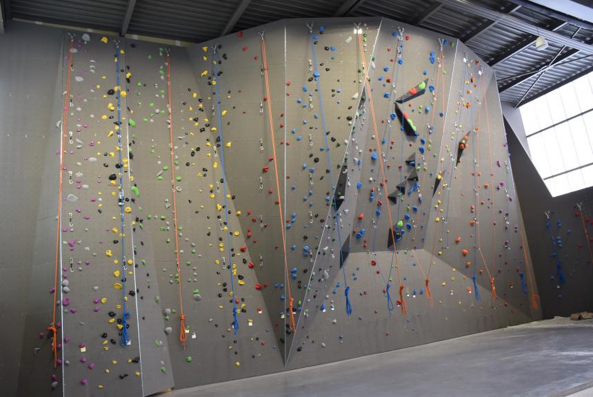Mur escalade au complexe sportif Eindhoven à Bayeux Mur escalade au complexe sportif Eindhoven à Bayeux
