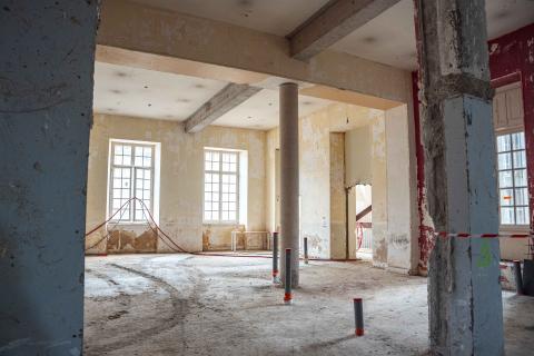 L’ossature du bâtiment est mise à nu jusqu’à sa charpente ancienne.