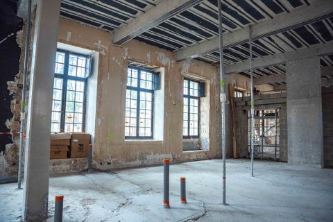 L’ossature du bâtiment est mise à nu jusqu’à sa charpente ancienne.