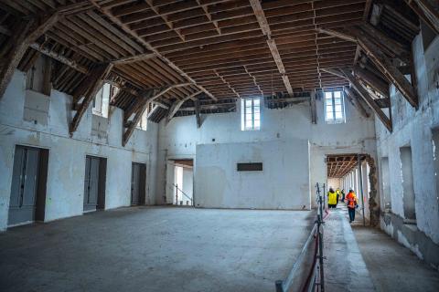 L’ossature du bâtiment est mise à nu jusqu’à sa charpente ancienne.